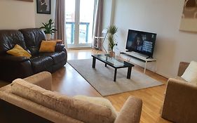Luxurious Flat Overlooking Canay Wharf